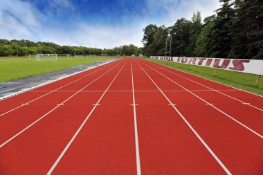 Stadyumu arena futbol sahası ve yarış parçaları ile