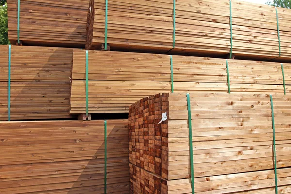 Pile de planches de terrasse en bois à la cour à bois — Photo