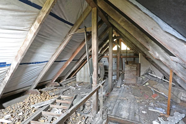 A régi piszkos tetőtéri belső — Stock Fotó