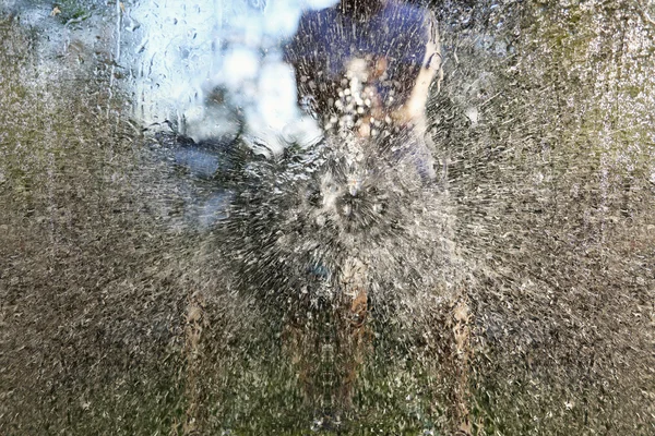 从花园软管溅的水 — 图库照片