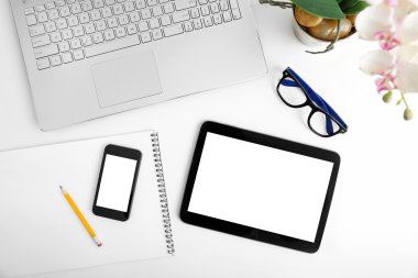 dizüstü bilgisayar, boş dijital tablet ve wh smartphone ile çalışma alanı