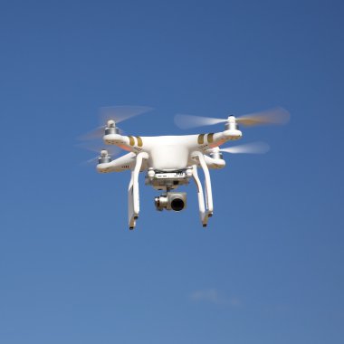 karşı mavi gökyüzü güneşli günde uçan robot