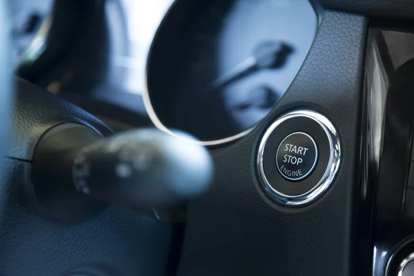 Кнопка запуска двигателя в автомобиле — стоковое фото