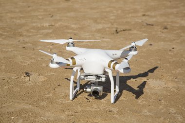 Drone ayakta kum plaj