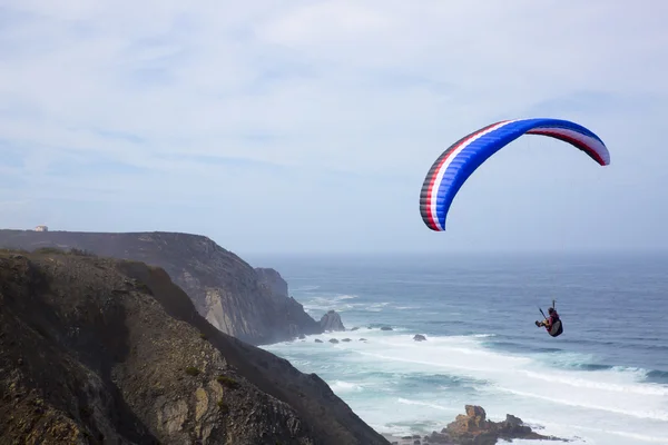 Paragliding above the ocean at Castelejo beach in Portugal — Stock Photo, Image