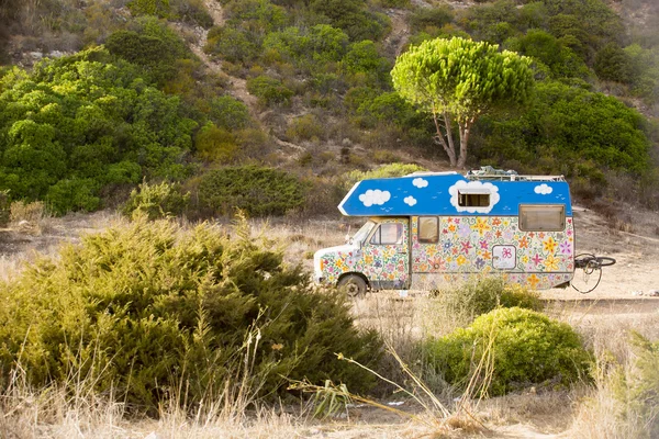 Altes retro hippie camper am zavial strand in portugal — Stockfoto