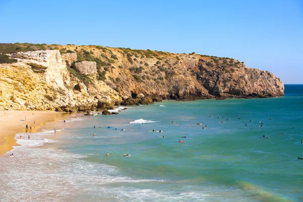 Plage Zavial au Portugal avec beaucoup de surfeurs dans l'océan — Photo