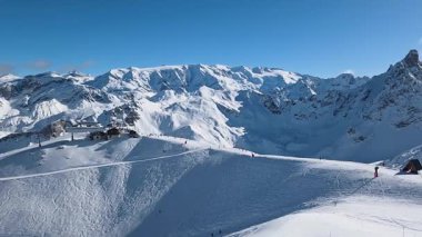 Güneşli kış gününde Fransa 'da 3 vadi kayak merkezinde güzel karlı dağ manzarası