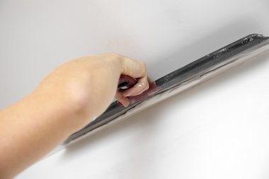 iş hizalar. alçı duvara spatula ile koyarak.