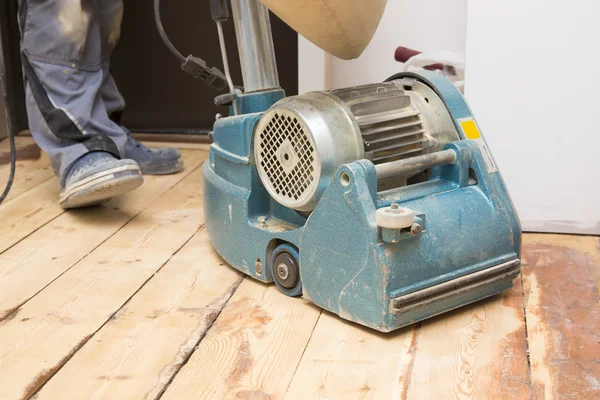 恢复旧木板地板用研磨机 — 图库照片