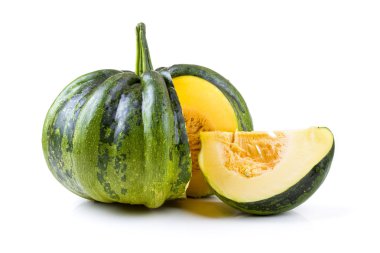 Beyaz arkaplanda izole edilmiş yeşil balkabağı