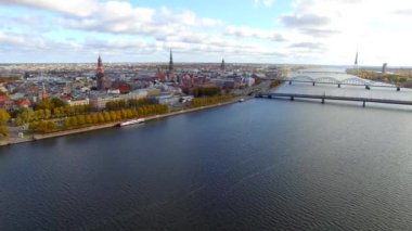 Riga şehir ve nehir Daugava havadan görünümü