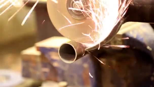 travail avec meuleuse d'angle, tuyau de coupe 