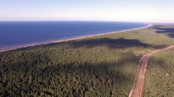 Vista aérea al mar Báltico sobre el bosque en Letonia — Vídeos de Stock