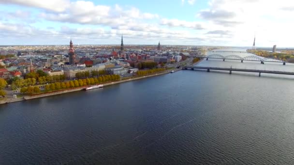 Vista aérea a la ciudad de Riga y al río Daugava — Vídeos de Stock