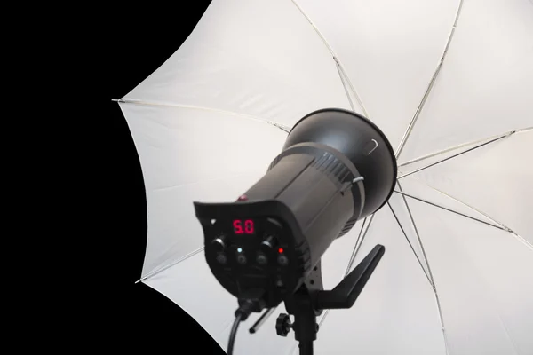 写真スタジオのストロボ フラッシュは白い傘と黒い co — ストック写真