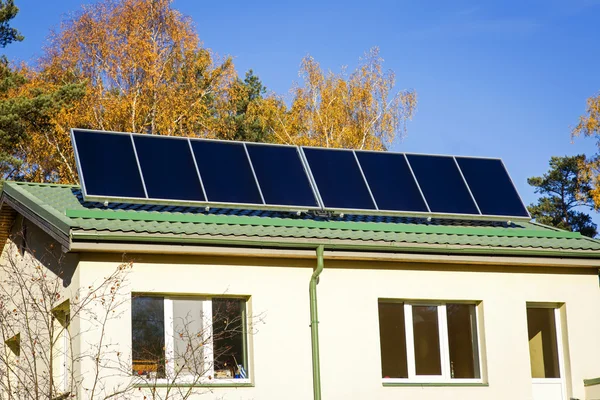 Ménage avec panneaux solaires sur le toit — Photo