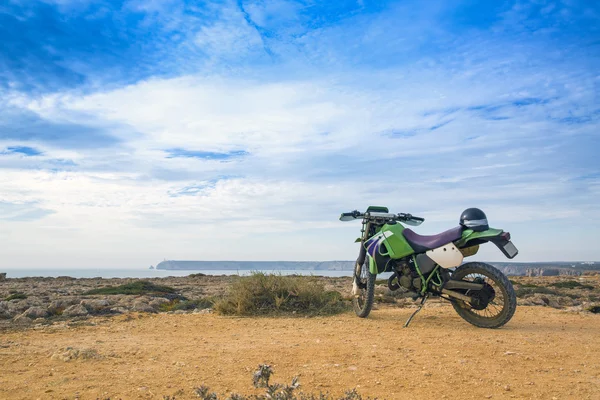 Enduro motorky na skále v Sagres, Portugalsko — Stock fotografie