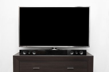 beyaz duvar, kahverengi komodin boş ekran ile büyük tv