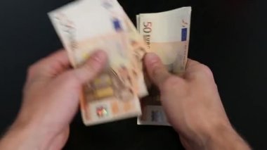 Ellerini masanın üzerine Euro para sayma