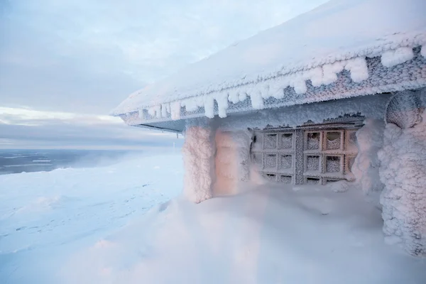 Κατεψυγμένα σπίτι του πάγου στη Φινλανδία πίσω από τον πολικό κύκλο — Φωτογραφία Αρχείου