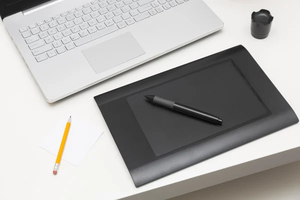 Tablet de desenho digital e laptop na mesa — Fotografia de Stock