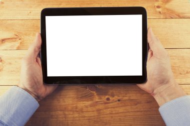 Dijital tablet ile ahşap masa üzerinde elinde boş perde