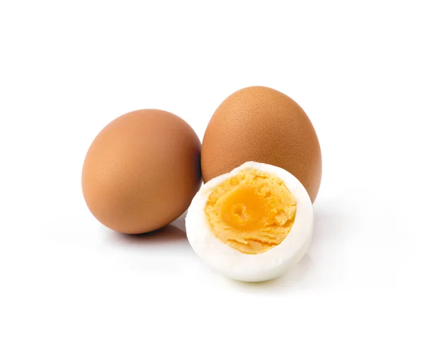 Huevos de gallina cocidos aislados en blanco — Foto de Stock