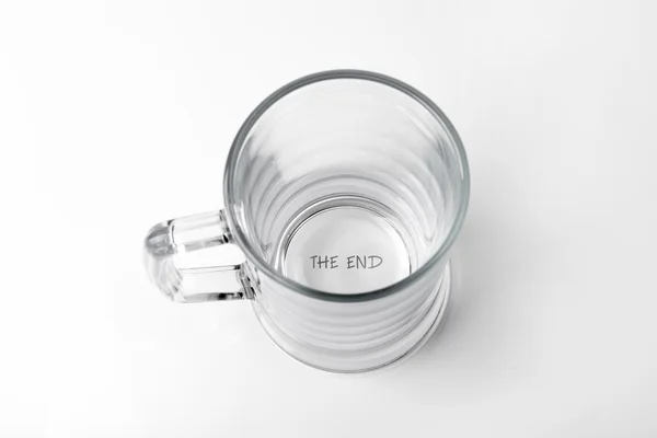 Alcohol verslaving concept - leeg glas met "the end" tekst op t — Stockfoto