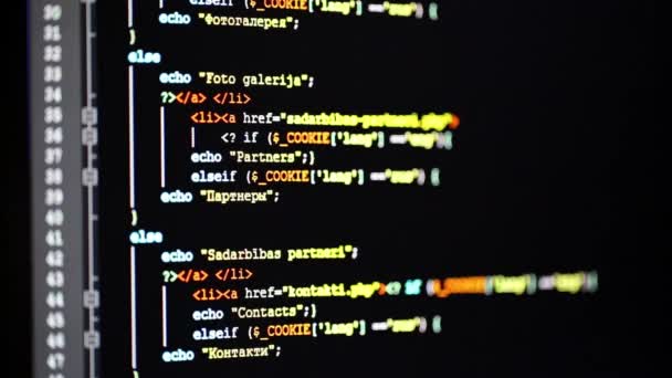 Rulla ner programmeringskod på datorskärm — Stockvideo