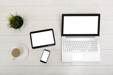 dizüstü bilgisayar, tablet, smartphone ve bir fincan bir masada alay et 