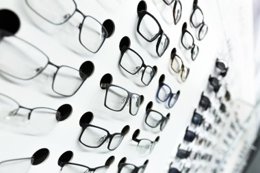 optik mağaza, birçok moda gözlük duvarına