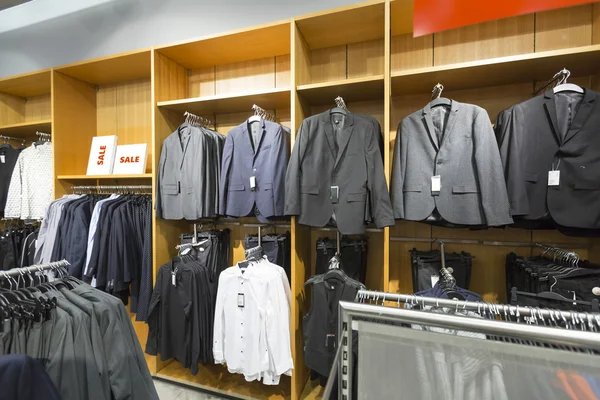 Tienda de ropa hombre de negocios — Foto de Stock