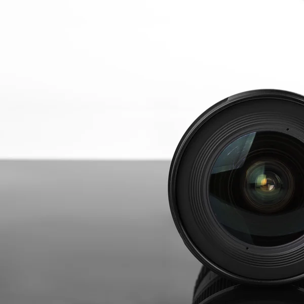 Lente de cámara fotográfica negra con espacio de copia — Foto de Stock