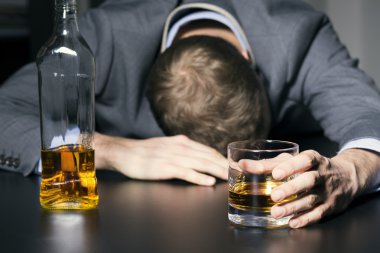 alkol bağımlılığı - sarhoş işadamı bir bardak viski holding