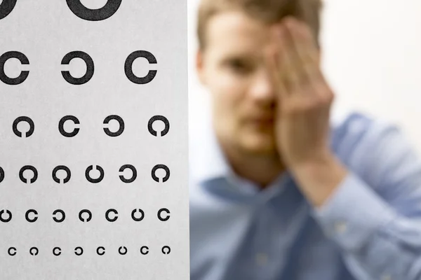 Syn kontroll. manlig patient under vision ögonundersökning. fokus — Stockfoto