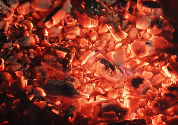 Textur aus roten Kohlen im Kamin lizenzfreie Stockfotos