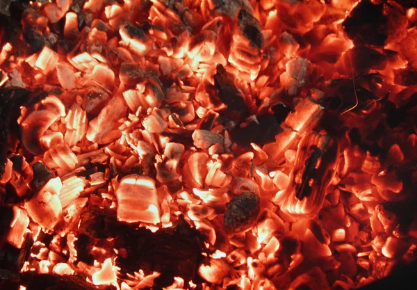 Textura de carbones rojos quemados en una chimenea — Foto de Stock