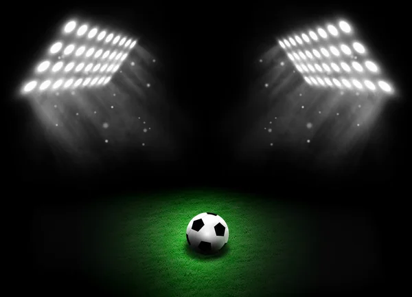 サーチライトの光が競技場の芝生でサッカー — ストック写真