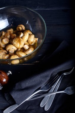 Ahşap zemin üzerine kavrulmuş mantar