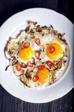 Soğan ve kırmızı biber ile kavrulmuş yumurta Üstten Görünüm