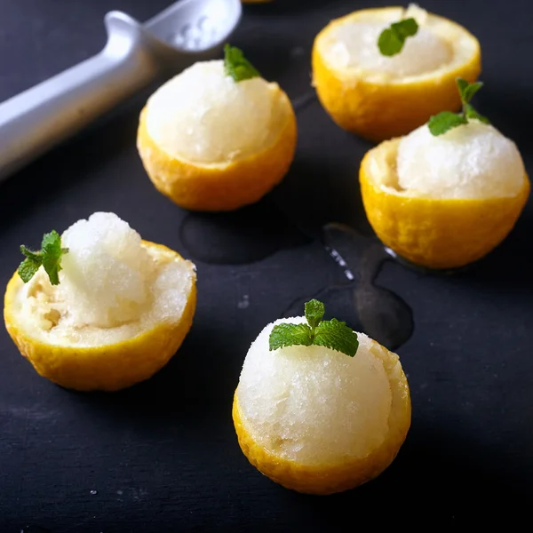 Sorvete de limão ou sorvete dentro de limões frescos — Fotografia de Stock