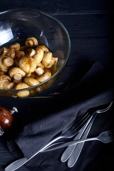 Ahşap zemin üzerine kavrulmuş mantar