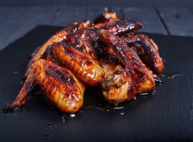 Sıcak baharatlı Barbekü tatlım tavuk kanadı