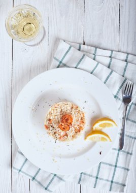Risotto ile karides ve bardak beyaz şarap
