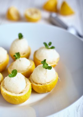 Limon sorbe veya dondurma içinde taze limon