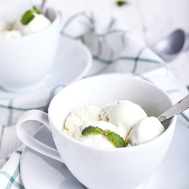 Beyaz kasede vanilyalı dondurma