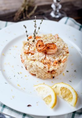 Risotto ile karides ve bardak beyaz şarap