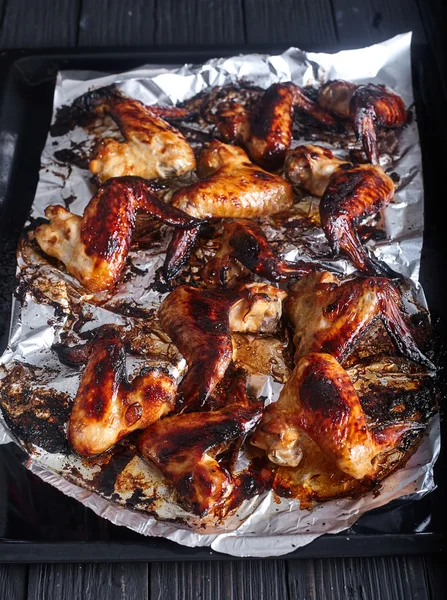 뜨거운 매운 바베 큐 꿀 닭 날개 — 스톡 사진