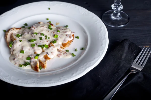 Petto di pollo alla griglia con salsa di formaggio — Foto Stock